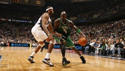 开云体育网址-【罚分揭秘】裁判如何快速判断犯规点，确保比赛流畅，裁判的犯规手势